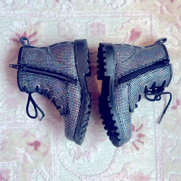 Sparkle Books - Size 9 ✨ - Picture 2 of 2